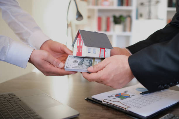 Fix and flip loan deal with house model and cash exchange