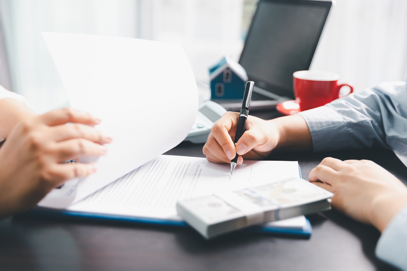 Borrower signing stated income loan documents during lender meeting